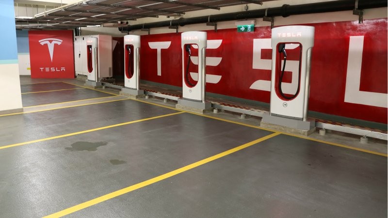 Tesla 全新數碼港 Supercharger 充電站正式投入服務