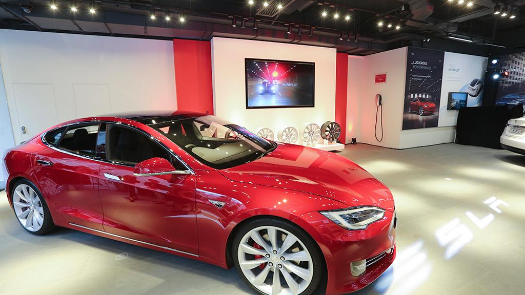 Tesla全新灣仔零售店設有Design Studio，讓顧客設計他們的Tesla。