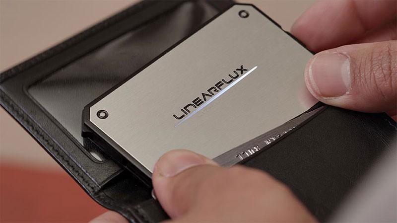 比一般充電器快兩倍的卡片形充電器 LithiumCard 比一般充電器快兩倍的卡片形充電器 LithiumCard