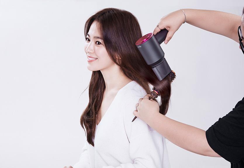 宋慧喬公開使用 Dyson Supersonic™ 風筒的美麗秘訣 宋慧喬公開使用 Dyson Supersonic™ 風筒的美麗秘訣