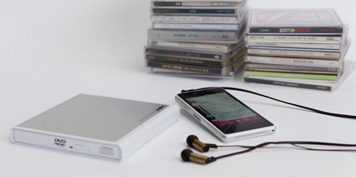 日本 Logitec 推出手機專用的外置式音樂 CD Rip 碟 Drive 日本 Logitec 推出手機專用的外置式音樂 CD Rip 碟 Drive