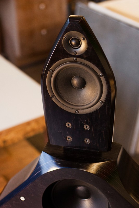 ICONO Audio 推出採用 DIPOLE 及 DSP 電子分音方式的 IAQ-1 喇叭 ICONO Audio 推出採用 DIPOLE 及 DSP 電子分音方式的 IAQ-1 喇叭