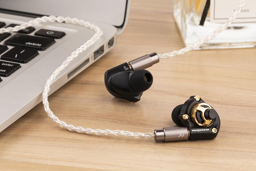 黃銅、不鏽鋼各有特色 Acoustune HS1600 系列大玩金屬風 黃銅、不鏽鋼各有特色 Acoustune HS1600 系列大玩金屬風