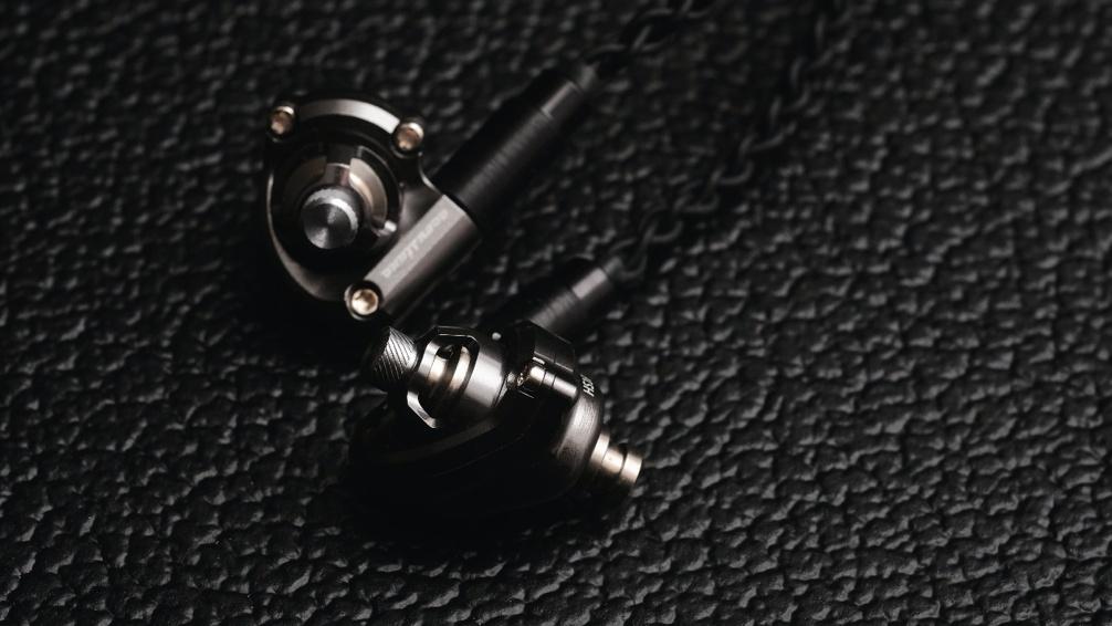 Acoustune 推出全新鈦金屬耳機 HS1697TI