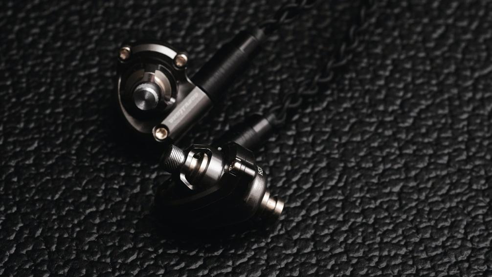 Acoustune 推出全新鈦金屬耳機 HS1697TI Acoustune 推出全新鈦金屬耳機 HS1697TI