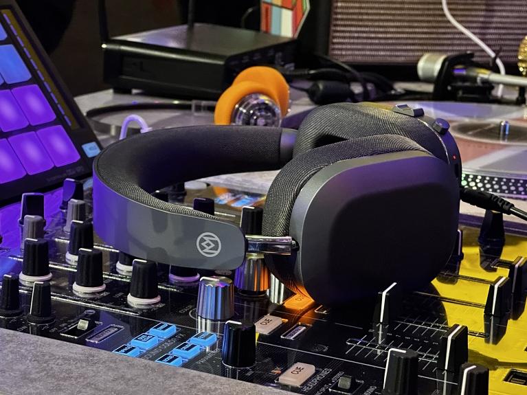 MONDO DUAL DRIVER OVER-EAR A.M.D. Edition MONDO DUAL DRIVER OVER-EAR A.M.D. Edition