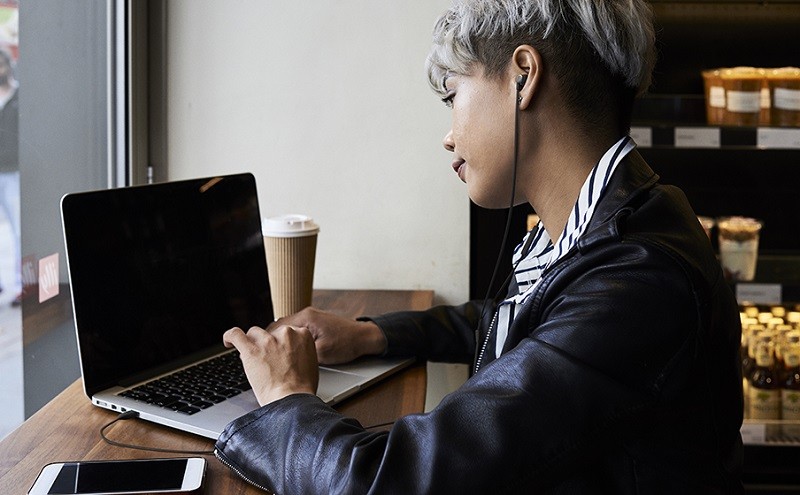 JBL 推出採用 USB Type-C 連接的全新耳機 TUNE305C