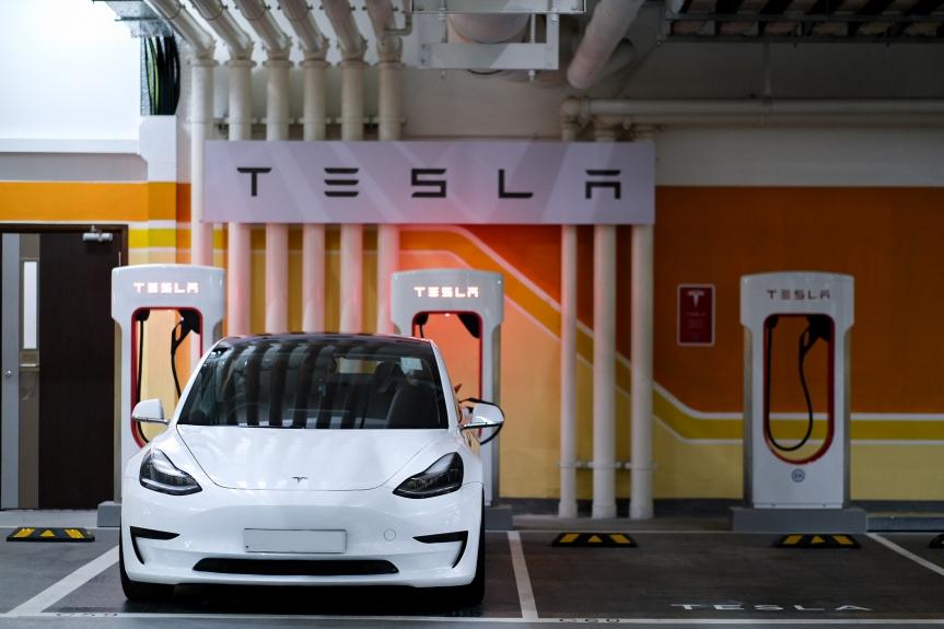 全新 Tesla 新界西最大型的充電站正式投入服務