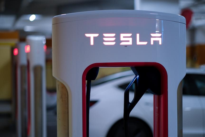 全新 Tesla 新界西最大型的充電站正式投入服務