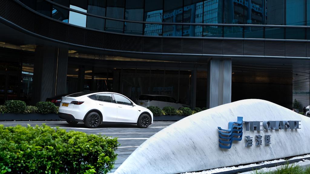 全新 Tesla 九龍東海濱匯第 49 個超級充電站正式投入服務 持續擴 展本地充電網絡 全新 Tesla 九龍東海濱匯第 49 個超級充電站正式投入服務 持續擴 展本地充電網絡