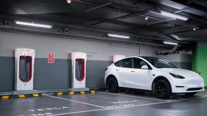 全新 Tesla 九龍東海濱匯第 49 個超級充電站正式投入服務 持續擴 展本地充電網絡