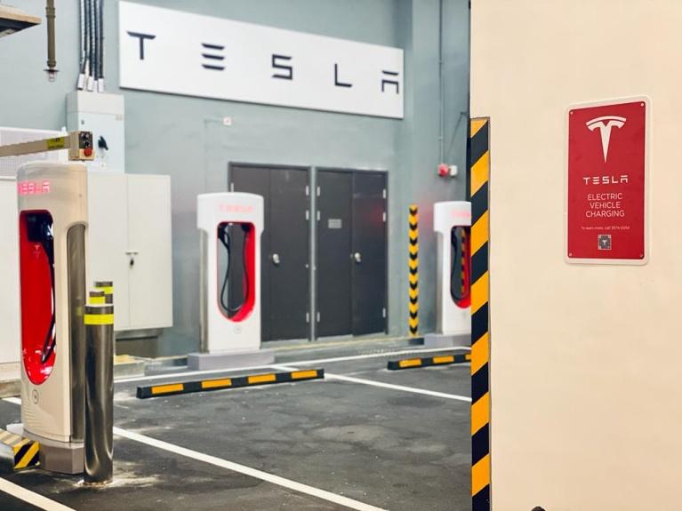 Tesla 宣布與英皇集團合作 擴充及升級超級充電和目的地充電站 攜手推動可持續發展未來 Tesla 宣布與英皇集團合作 擴充及升級超級充電和目的地充電站 攜手推動可持續發展未來